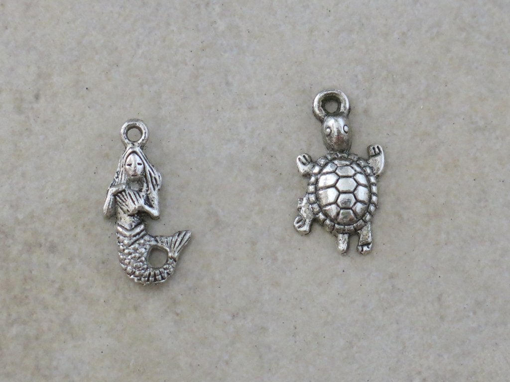 Een zeemeermin en een schildpad bedeltjes, als nieuw, Kinderen en Baby's, Kinderkleding | Overige, Ophalen, Zo goed als nieuw