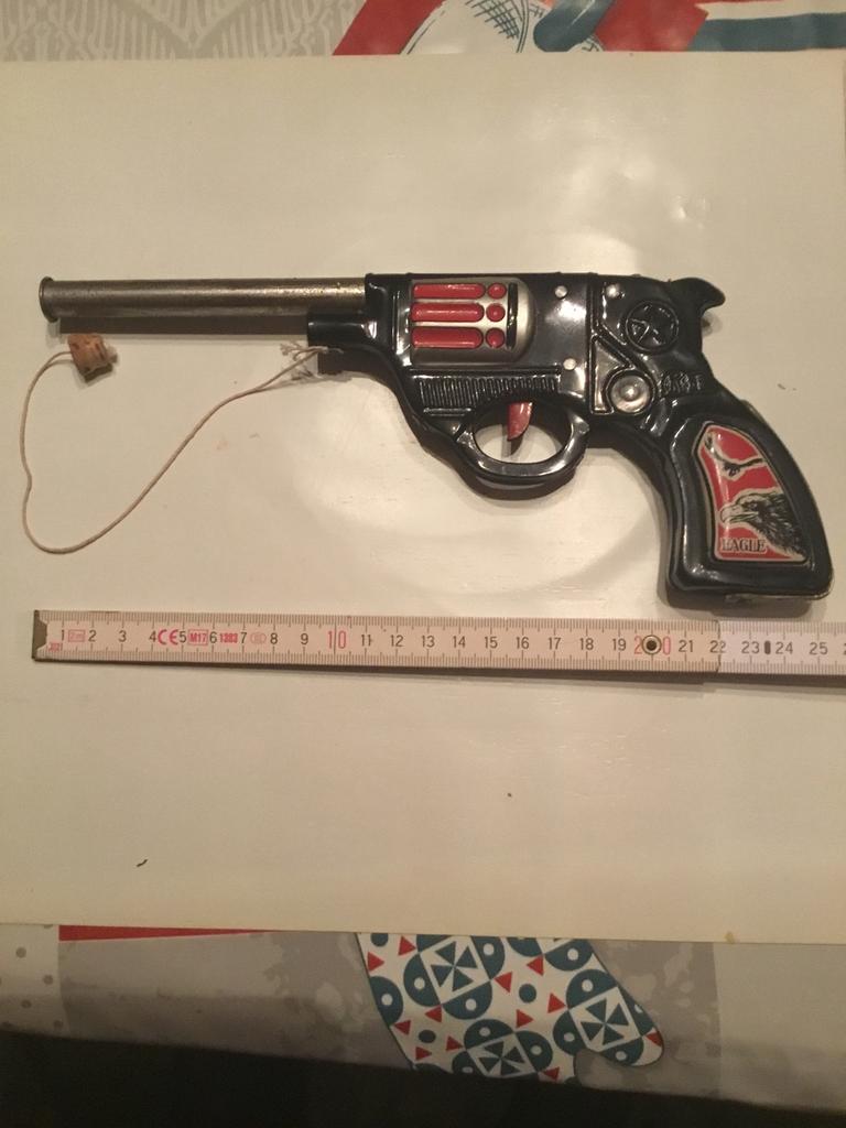 Mooie blikken revolver met kurk, Ophalen of Verzenden