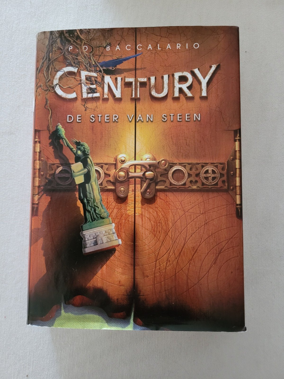 Century deel 2: De ster van steen, Boeken, P.D. Baccalario, Ophalen of Verzenden, Zo goed als nieuw, Fictie