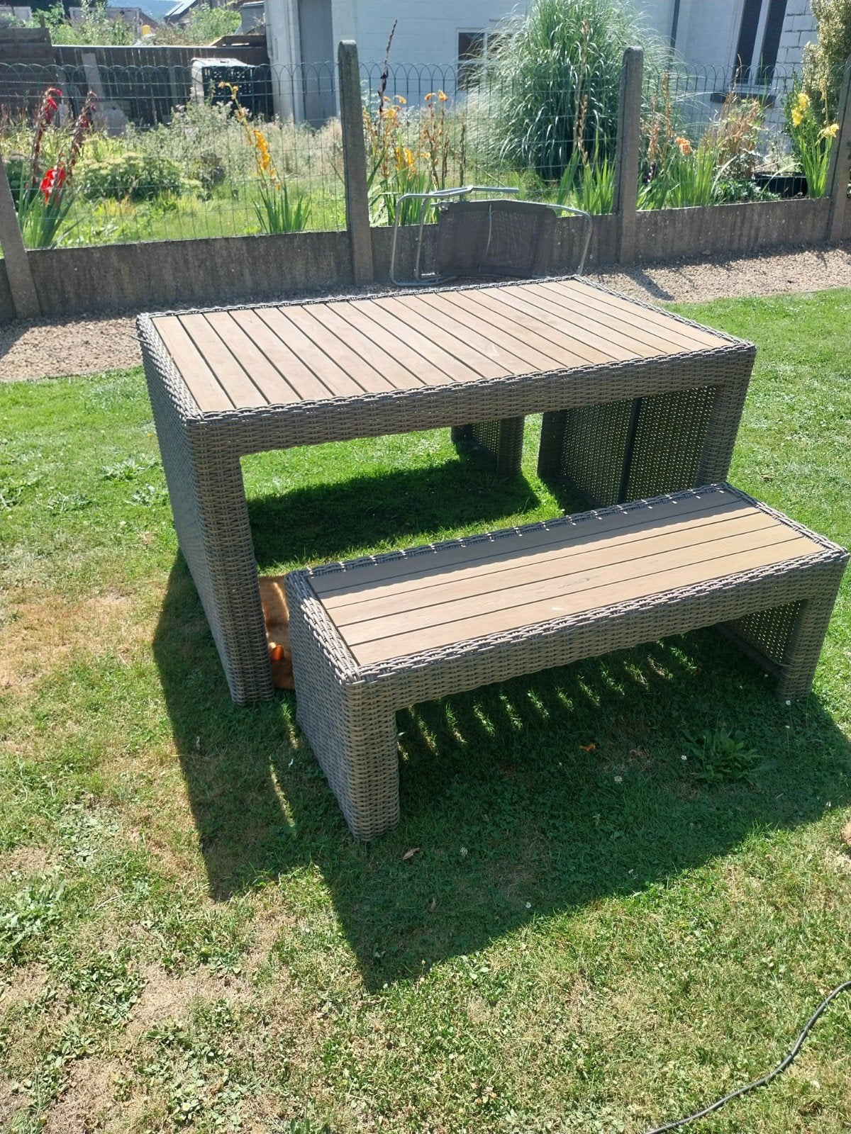 table extérieur 4 personnes avec ses 2 bancs., Gebruikt