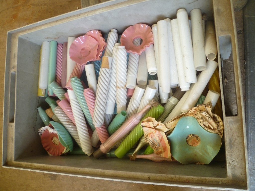 VERSCHILLENDE OUDE OPPALIENE KAARSEN EN SCHAALTJES, Antiek en Kunst, Ophalen