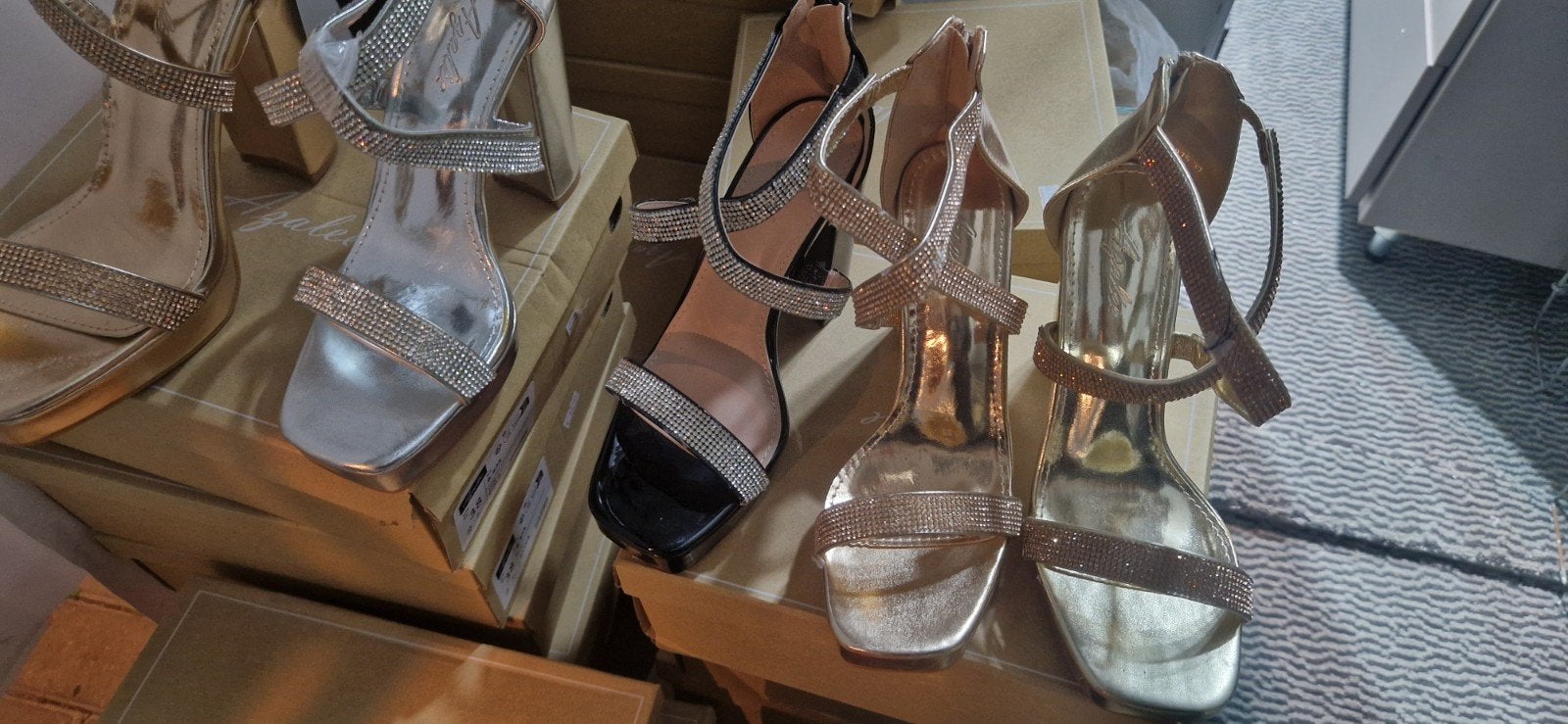 Lot  de trente paires de chaussures sandales avec talent, Enlèvement