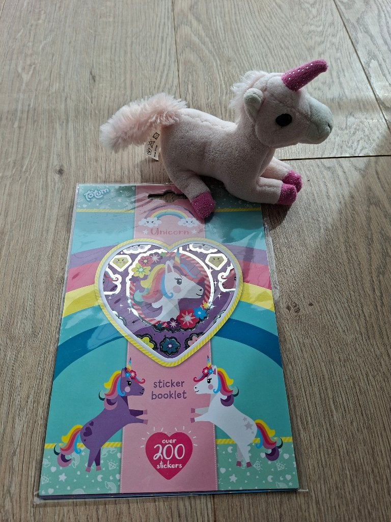 Bundel - knuffeltje (heel goed) + stickerboek Totum (nieuw!), Eenhoorn, Ophalen of Verzenden, Zo goed als nieuw, Roze