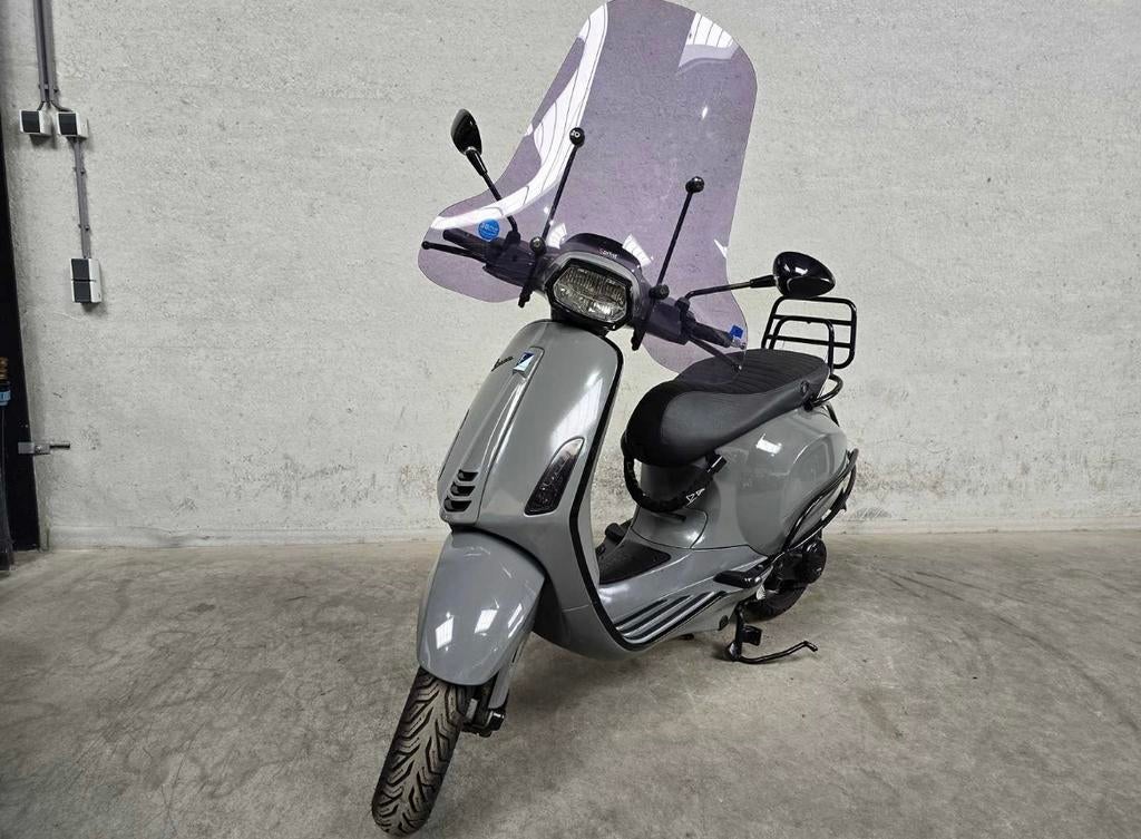 Vespa sprint nardo grey, Vélos & Vélomoteurs, Scooters | Vespa, Autres modèles, Comme neuf, Enlèvement, Classe A (25 km/h)