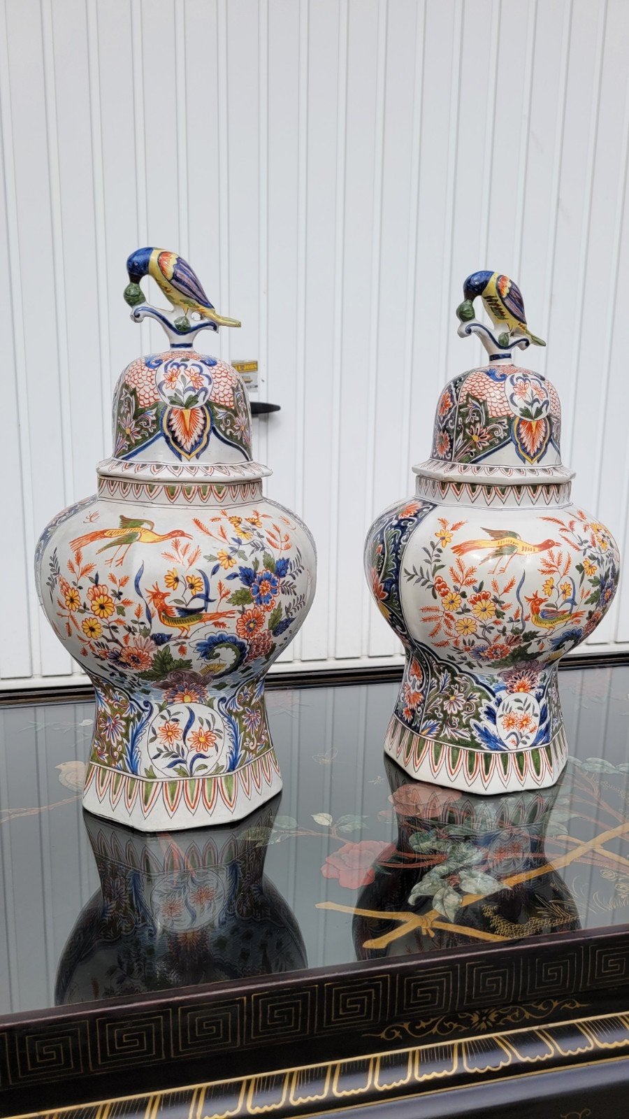Paire de vases de Delft du XIXe siècle, peints à la main, Enlèvement