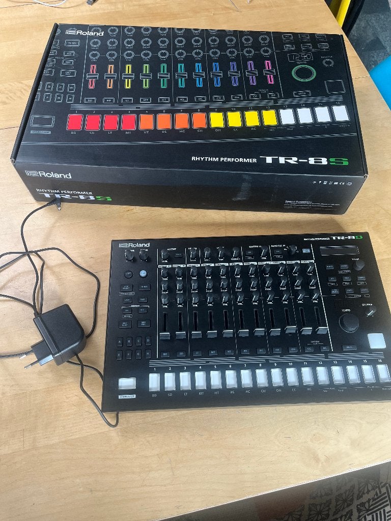 ROLAND TR-8S – ÉTAT EXCELLENT – BOÎTE ET ACCESSOIRES, Autres nombres, Roland, Comme neuf, Enlèvement