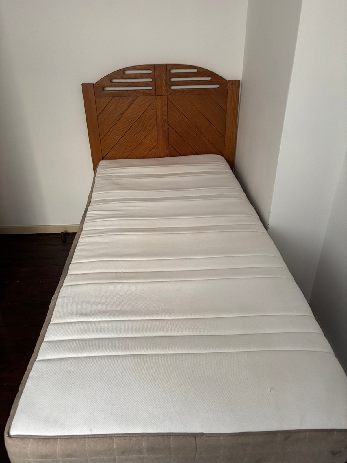 Massief houten bed met matras, Huis en Inrichting, Slaapkamer | Bedden, Ophalen, 90 cm, Eenpersoons, Zo goed als nieuw