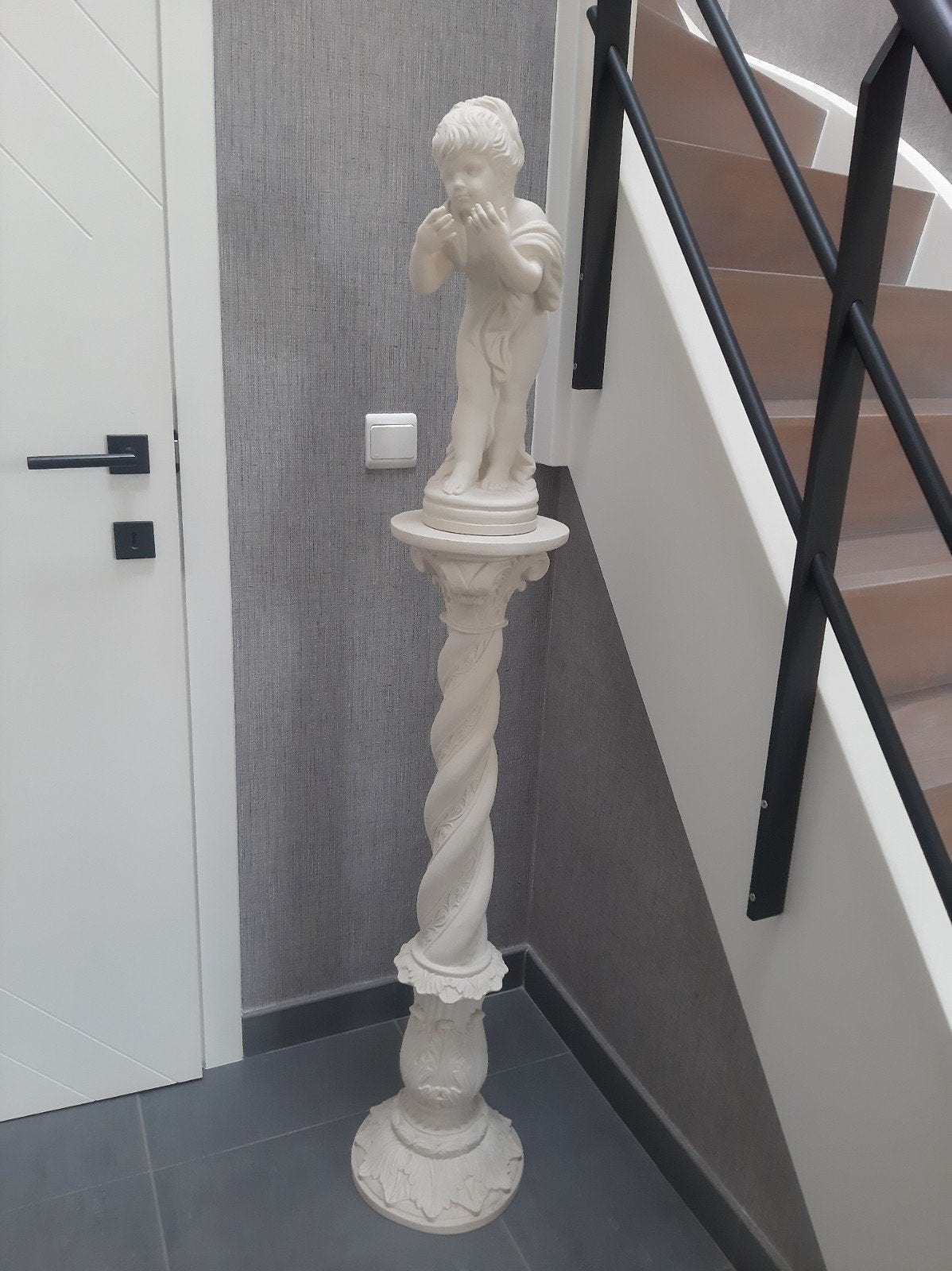 Te koop , beeld op voet in steen, made in Italie, Huis en Inrichting, Ophalen, Zo goed als nieuw