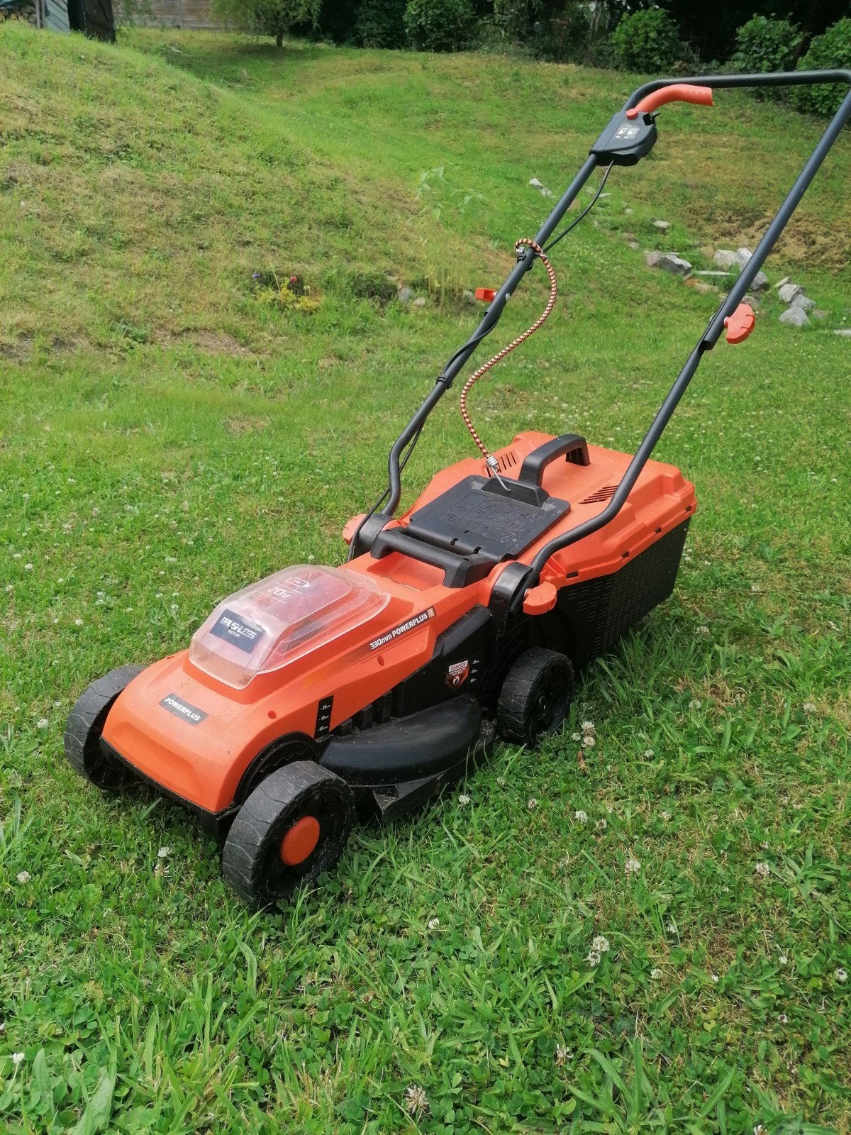 Tondeuse à batterie Powerplus, Jardin & Terrasse, Tondeuses à gazon sur batterie, 30 à 39 cm, Utilisé, Bac de ramassage