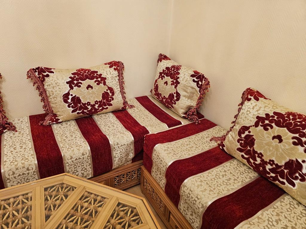 Salon marocain table, Enlèvement