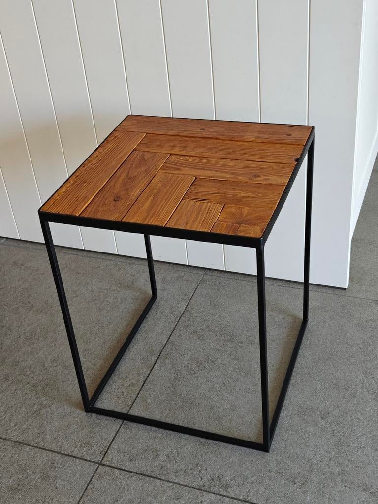 Table d'appoint Barnwood, Enlèvement