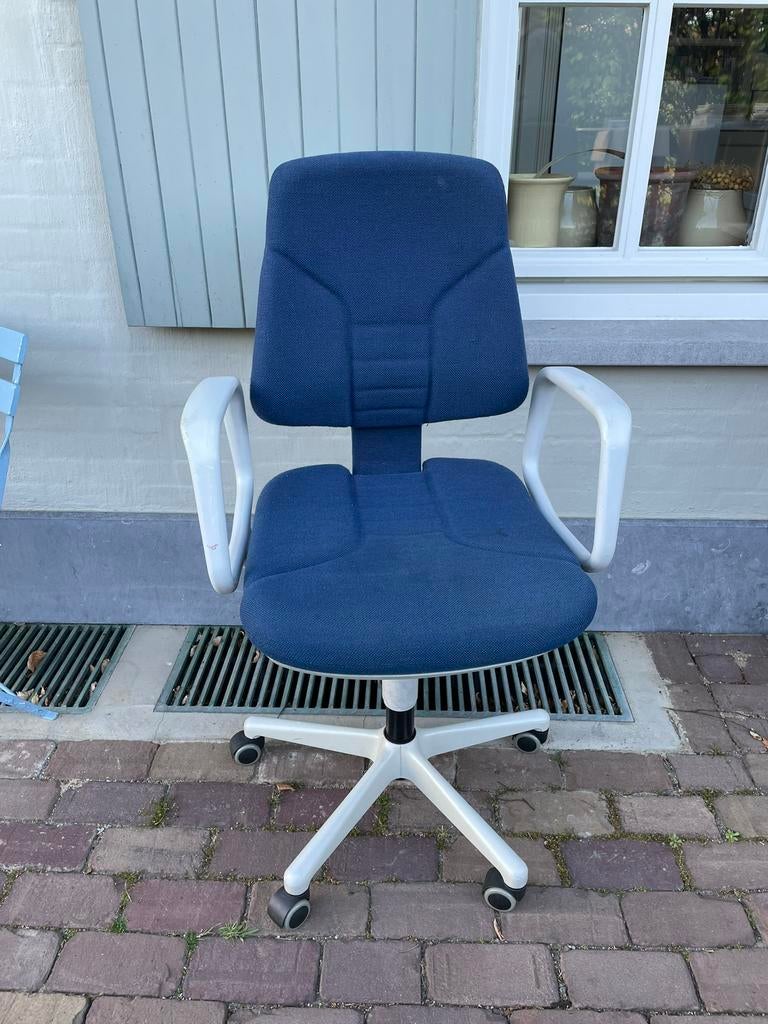 Blauw beklede bureaustoel, Huis en Inrichting, Bureaustoelen, Ophalen, Gebruikt, Blauw, Bureaustoel