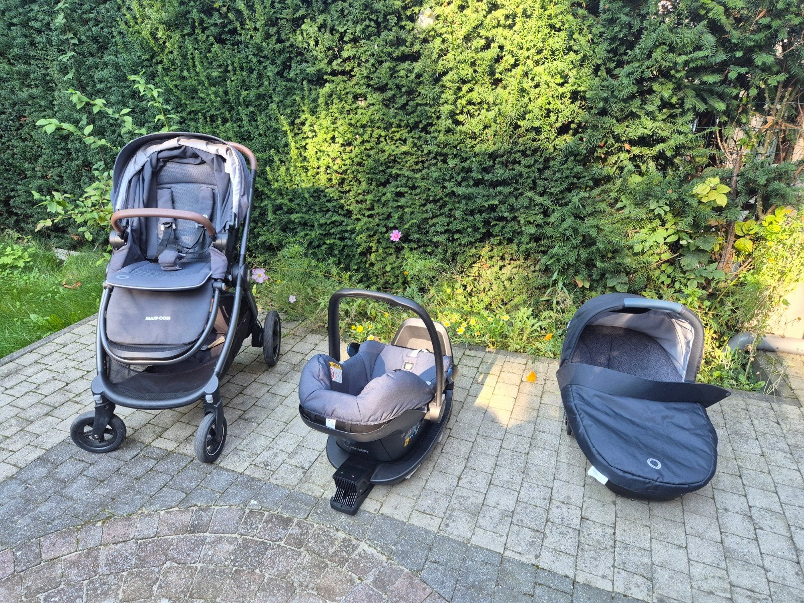 Poussette Trio Maxi-Cosi Adorra 2 + Base Isofix FamilyFix 2, Enlèvement, Utilisé, Poussette combi, Maxi-Cosi