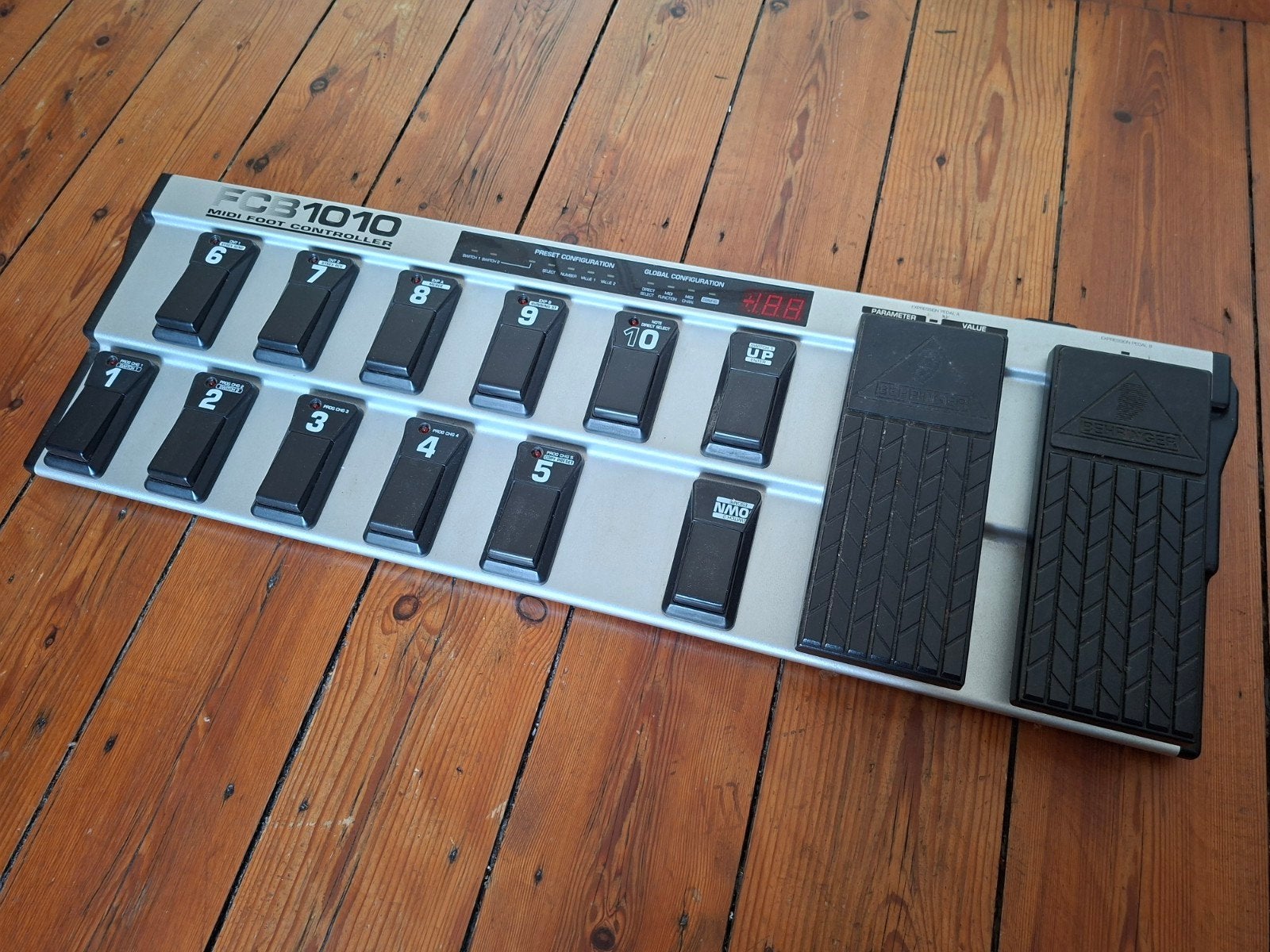 Behringer FCB 1010 midi foot controller, Autos : Divers, Supports de plaque d'immatriculation, Enlèvement