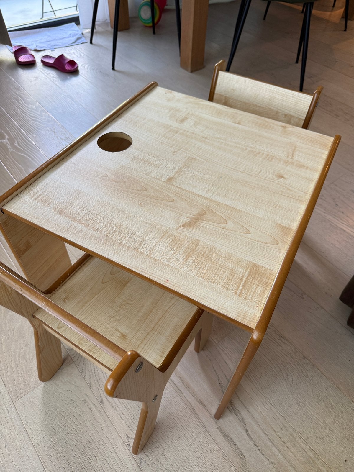 Table pour enfants avec deux chaises Little Helper, Enlèvement, Comme neuf, Chaise(s)