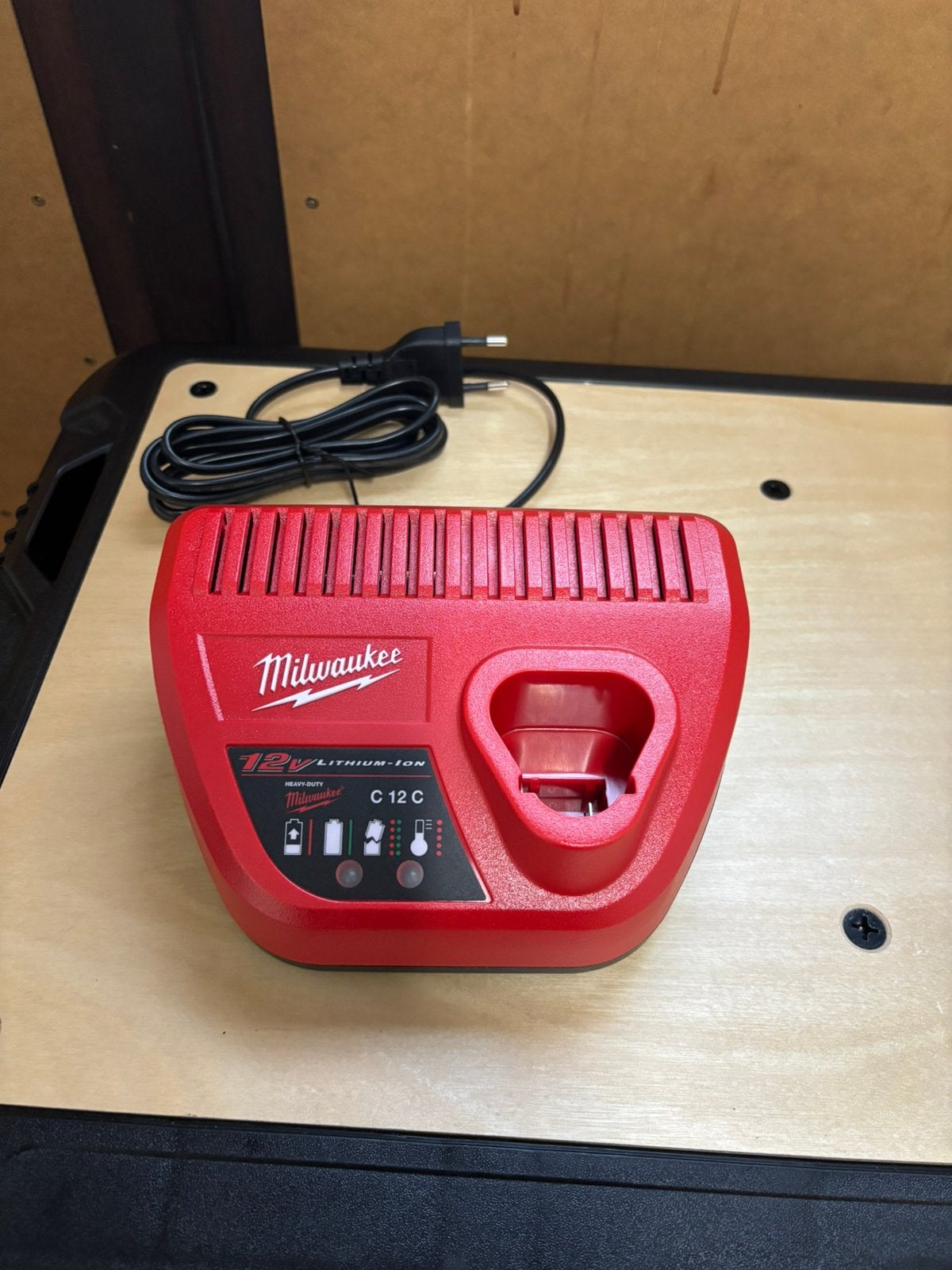 Milwaukee M12 oplader, Doe-het-zelf en Bouw, Ophalen