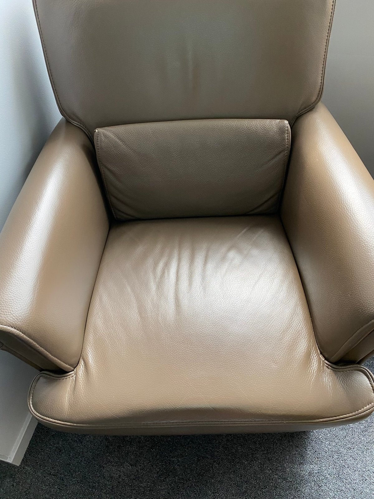 2 zware lederen fauteuils met hocker en hoektafel., Huis en Inrichting, Ophalen, Minder dan 75 cm, Hout, Zo goed als nieuw