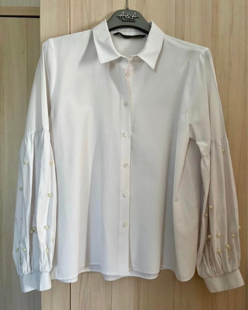 Witte blouse met parels Zara maat M - €6, Kleding | Dames, Blouses en Tunieken, Ophalen of Verzenden, Zo goed als nieuw, Maat 38/40 (M)