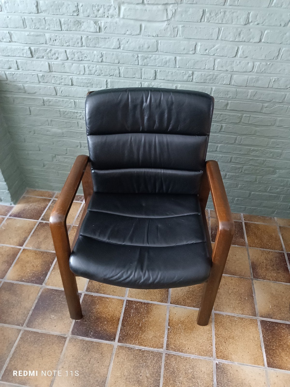 Fauteuil vintage en cuir noir et bois, Enlèvement, Utilisé, Bois, Vintage
