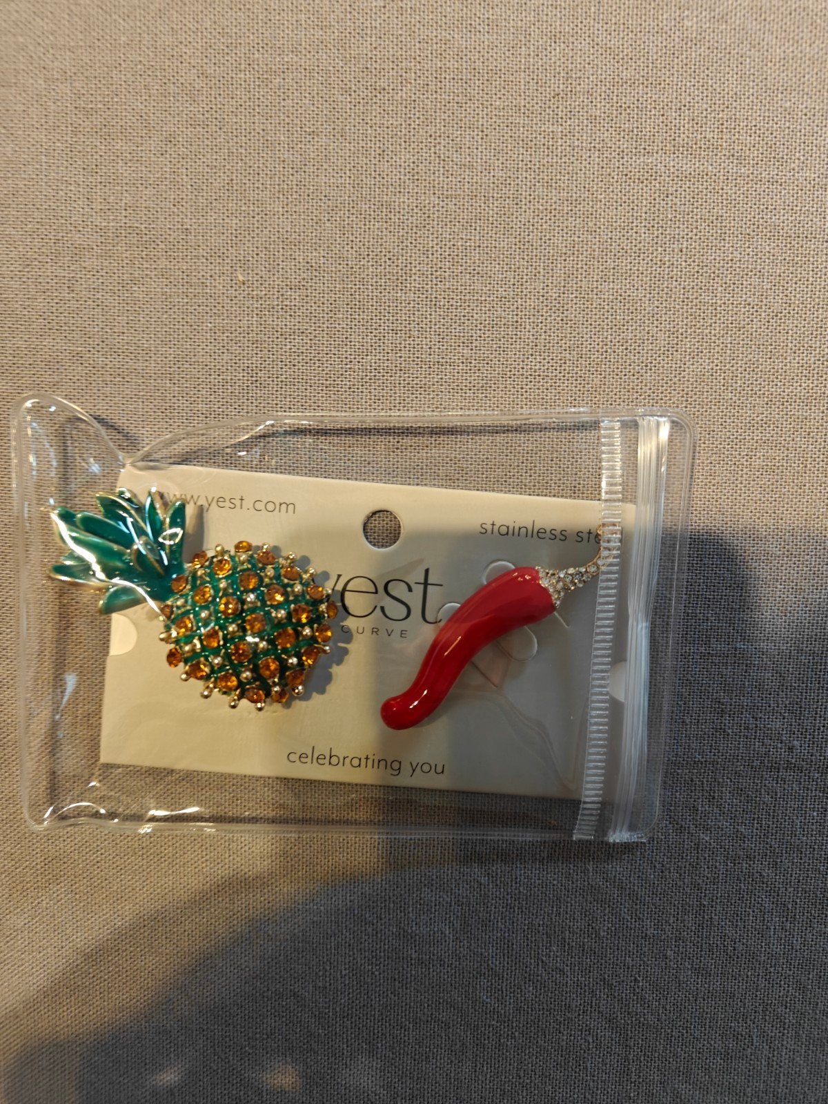 2 nieuwe broches Yest, Ophalen of Verzenden