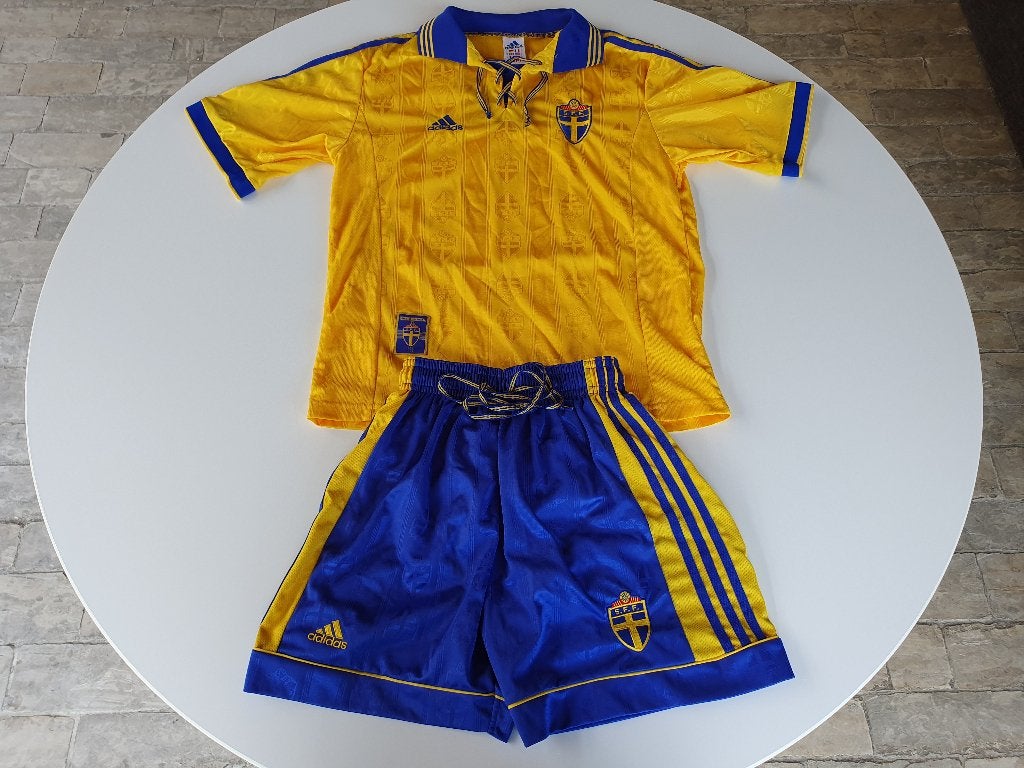 Voetbalshirt + broek Zweden 1998-1999 (Adidas, S), Verzamelen, Ophalen of Verzenden, Gebruikt, Shirt
