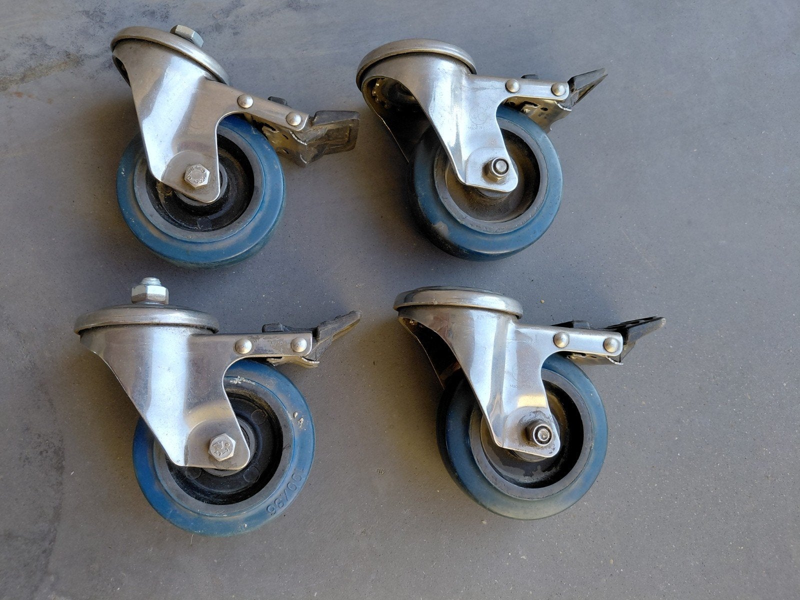 inox zwenkwielen, Ophalen