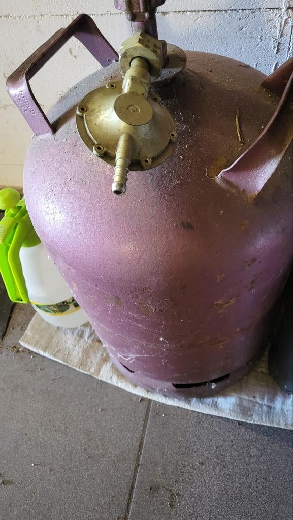 Gasfles  bijna leeg met 0ntspanner, Ophalen
