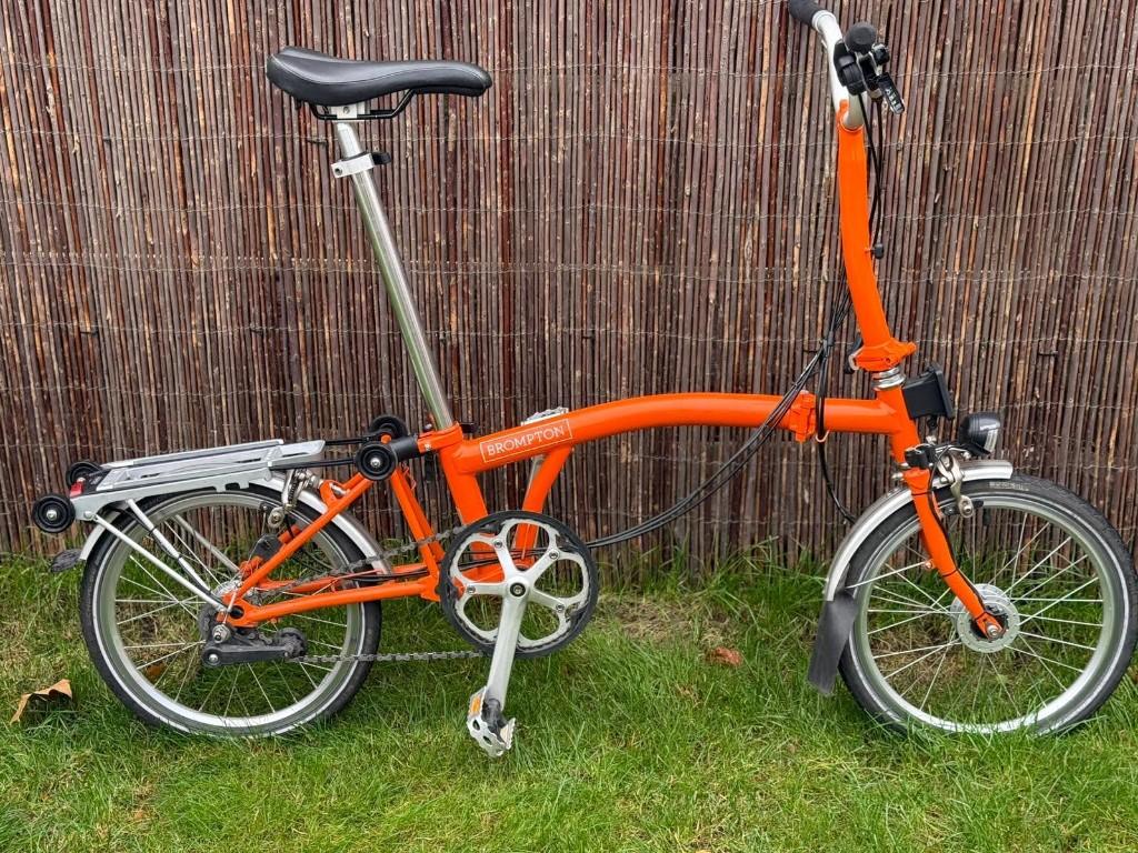 Brompton vouwfiets met verlengde zadelpen en naafdynamo, Fietsen en Brommers, Fietsen | Vouwfietsen, Ophalen of Verzenden, Zo goed als nieuw
