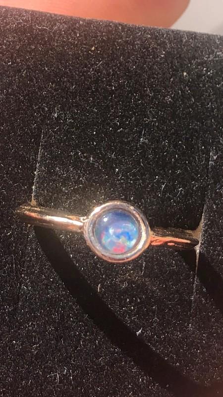 Bague dorée faite main en triplet d'opale 3mm rond taille 15, Bijoux, Sacs & Beauté, Neuf, Enlèvement ou Envoi, Plus petit que 17