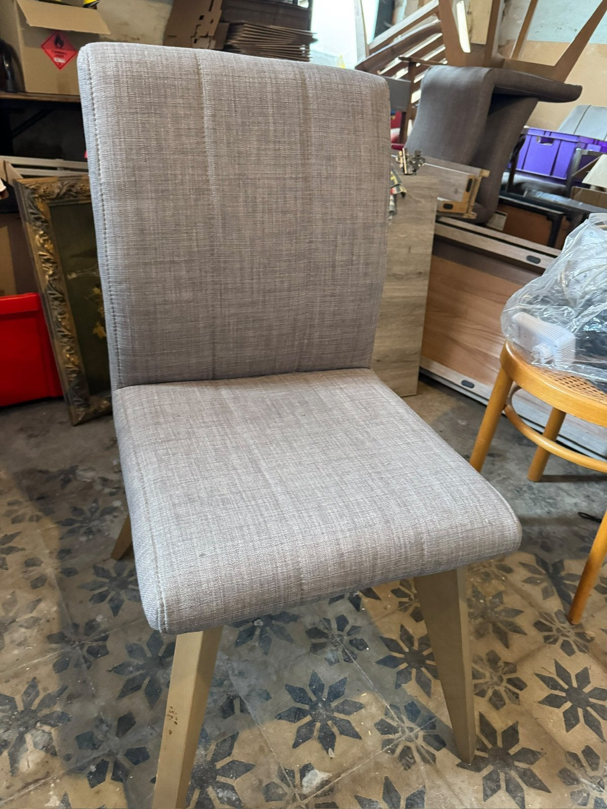 3 stoelen met stoffen zitting beige/grijs en houten poten, Ophalen, Hout, Gebruikt, Overige kleuren