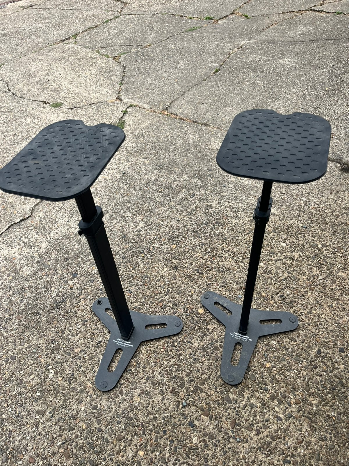 Millenium floor monitor stand DM1 x2 (pair), Enlèvement, Comme neuf
