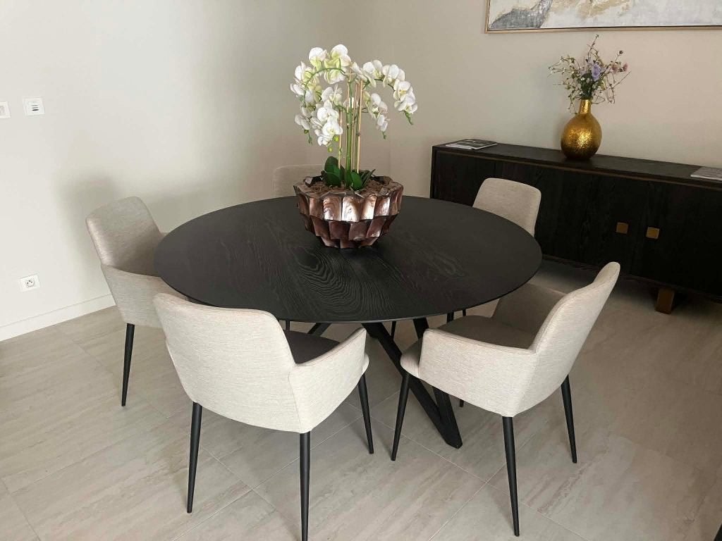 Zwart eiken eettafel - 150 cm diameter + 5 beige stoelen, 100 à 150 cm, Cinq personnes ou plus, Rond, Comme neuf