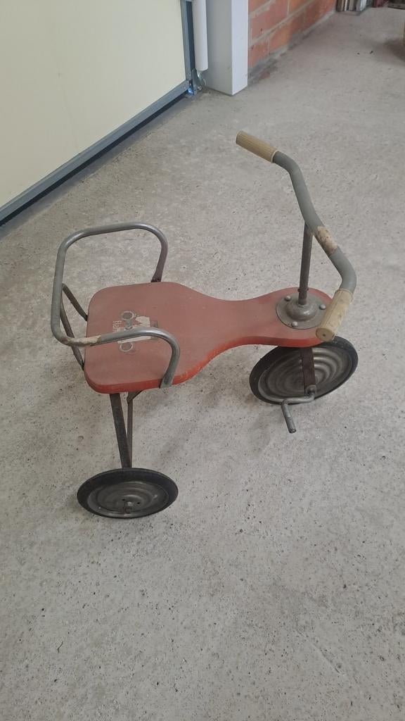 Oud driewieler fietsje, Ophalen