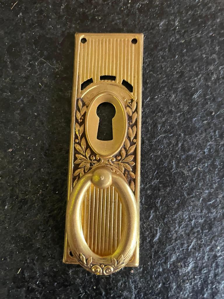 Ornements, serrures anciennes, Enlèvement