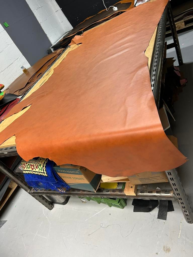 Cognac kleur halve huid 1.3 mm dikte iets stug en glad A-301, Hobby en Vrije tijd, Ophalen of Verzenden, Zo goed als nieuw