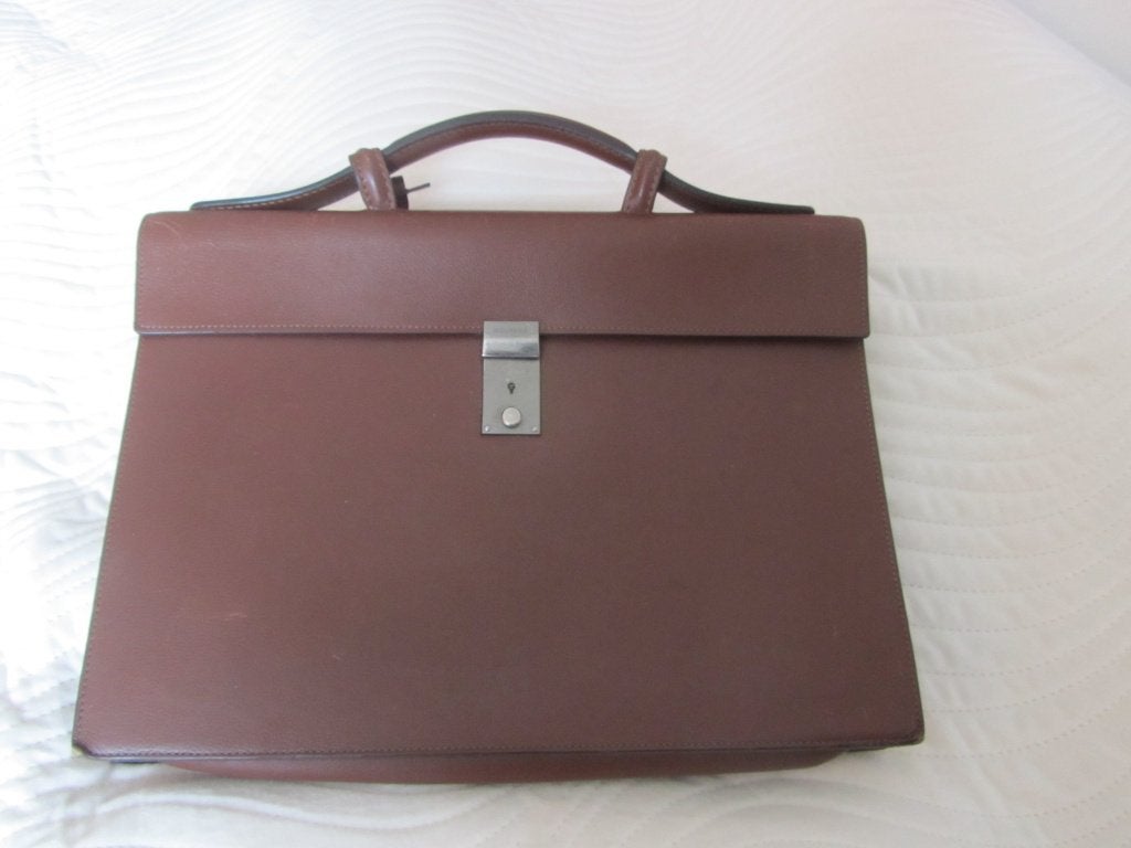 DELVAUX SLEKELY bruine hoes in beperkte oplage met logo, Verzenden