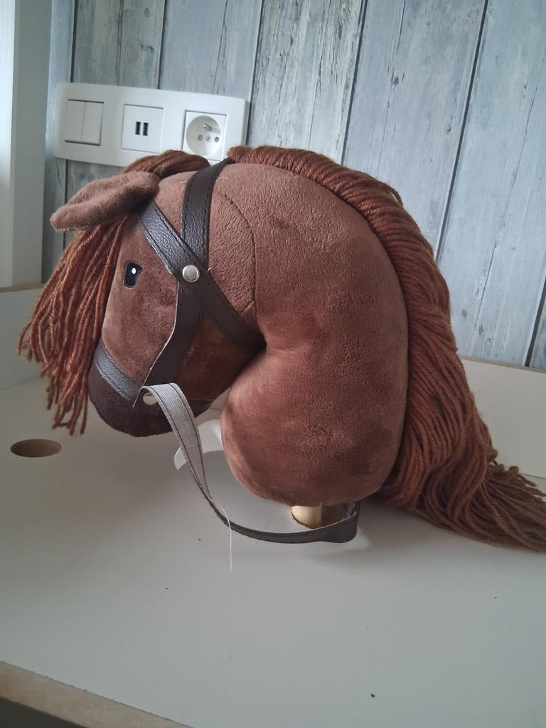 Bruin stokpaardje + stal, Ophalen