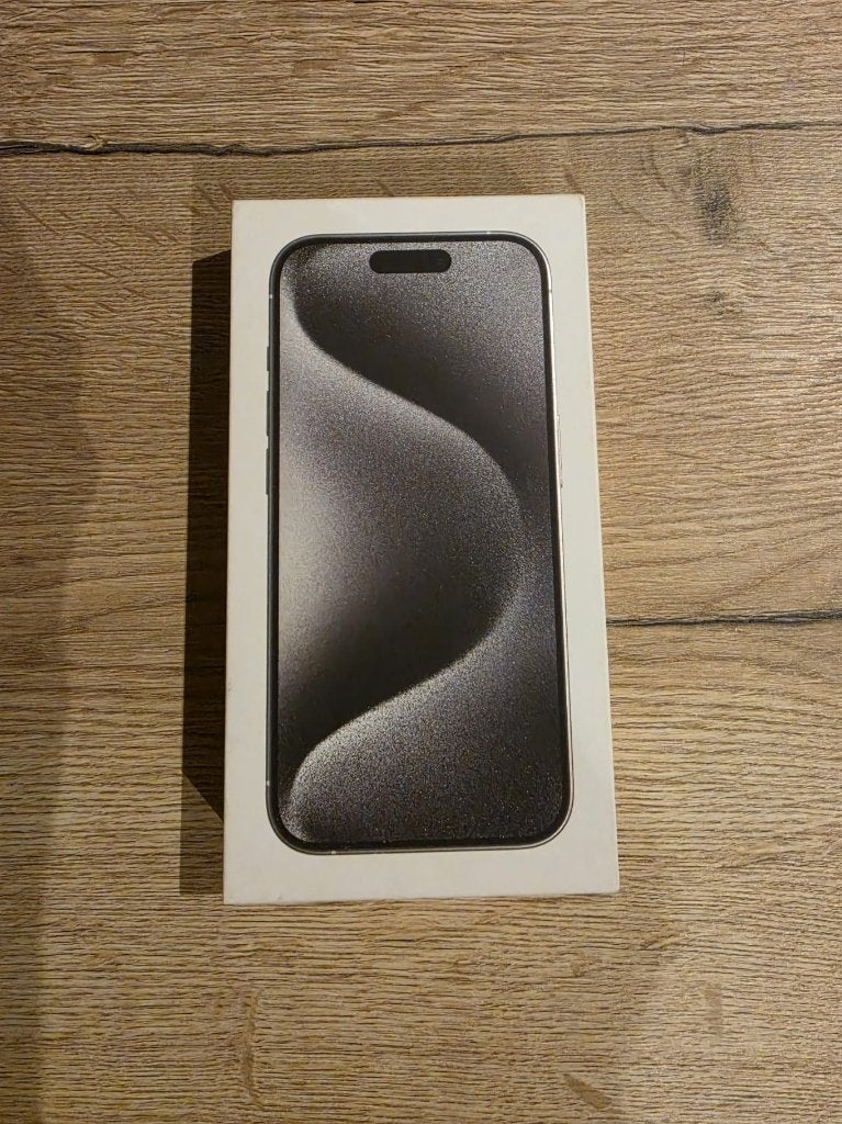 iPhone 15 Pro 128 GB White Titanium + hoesjes, 80 %, 128 GB, Enlèvement ou Envoi, Utilisé