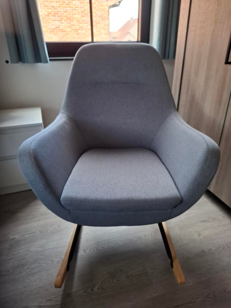 Chaise à bascule, bleu/gris en parfait état, housse zippée, Enlèvement