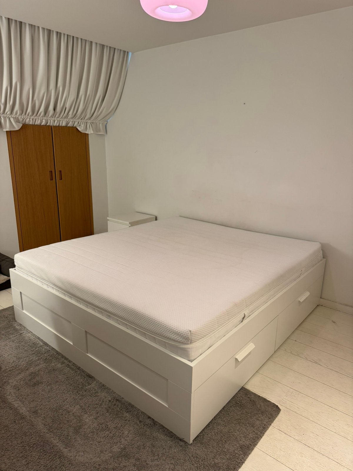 Sommier de lit brimnes et matelas 180/200, Enlèvement, Utilisé, 180 cm, 200 cm