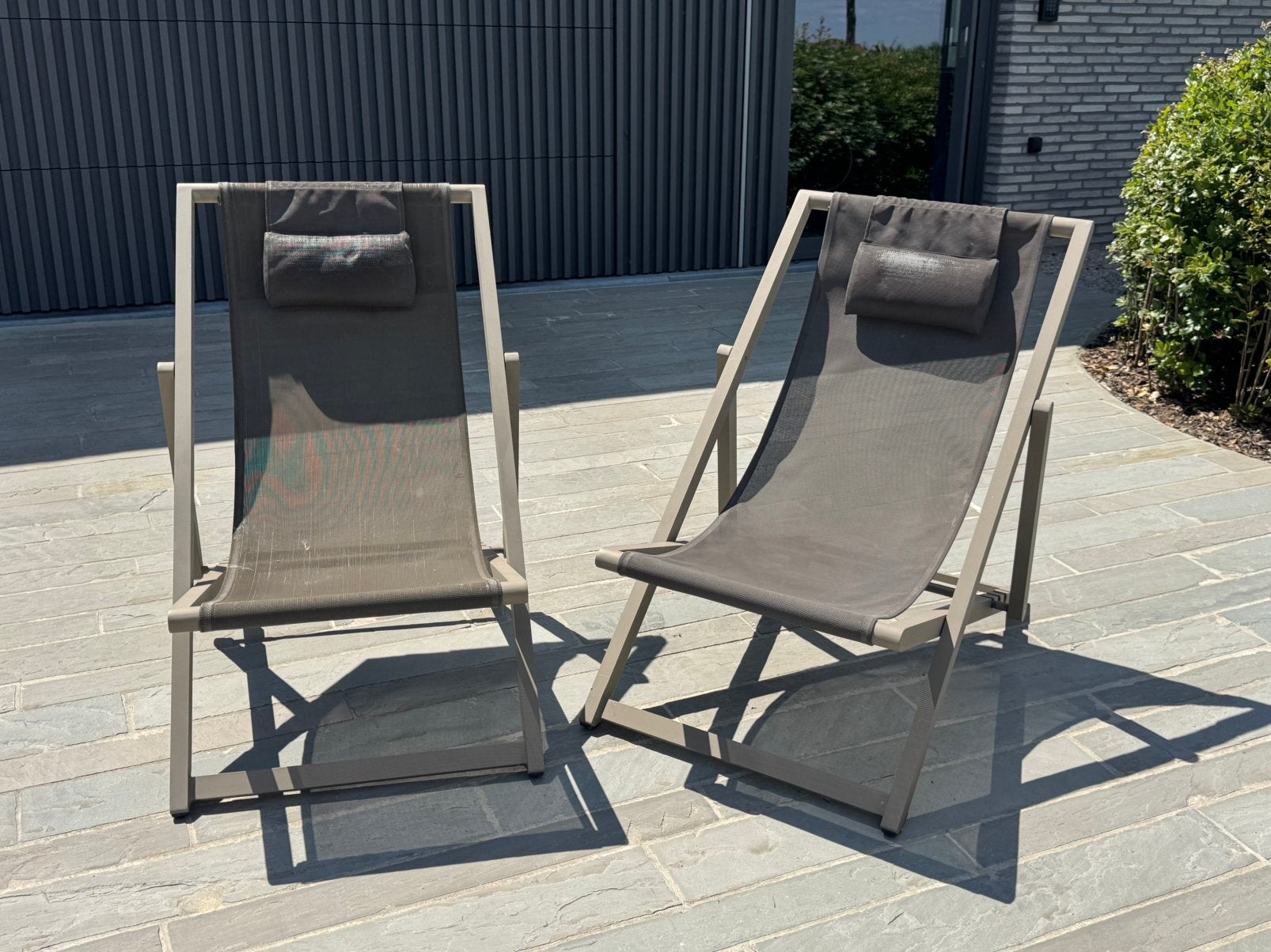 Twee plooibare ligstoelen aluminium kleur taupe, Tuin en Terras, Ophalen, Gebruikt, Aluminium