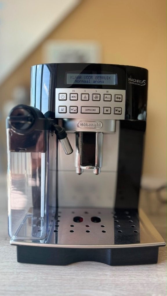 Cappuccino De'Longhi Magnifica S, Réservoir d'eau amovible, 2 à 4 tasses, Café moulu, Utilisé