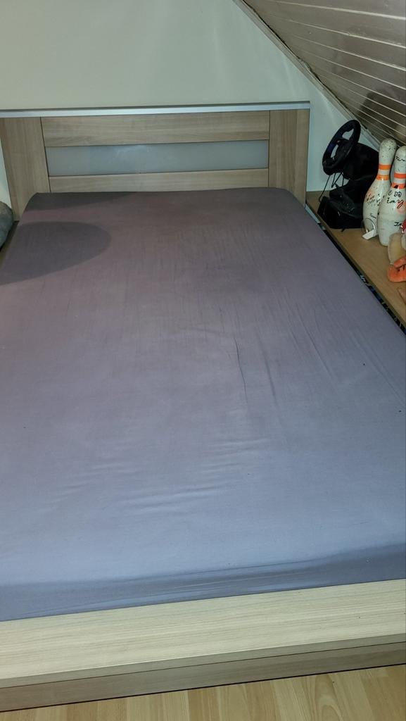 Un lit double, avec table de chevet., Enlèvement, Matelas