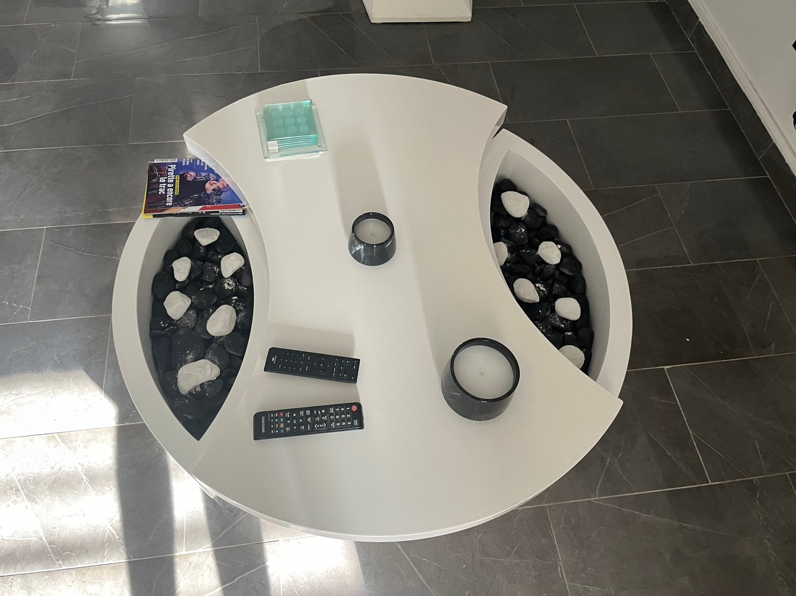 Table de salon 1m/1m/45cm avec cailloux 160 euro, Sports nautiques & Bateaux, Pêche à la ligne | Pêche à la mouche, Enlèvement ou Envoi
