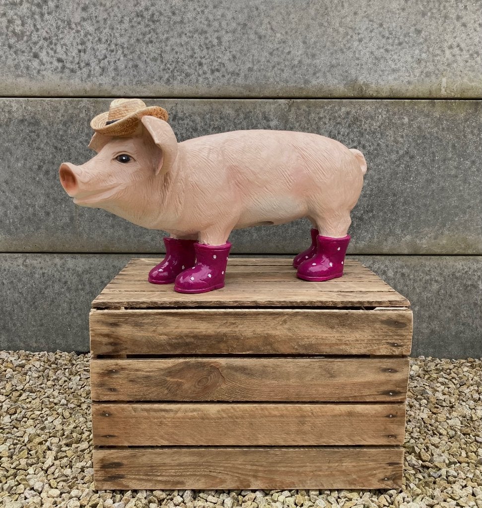 Beeld varken met laarzen L58 x H33Cm, Tuin en Terras, Tuinbeelden, Ophalen, Nieuw, Overige materialen, Dierenbeeld