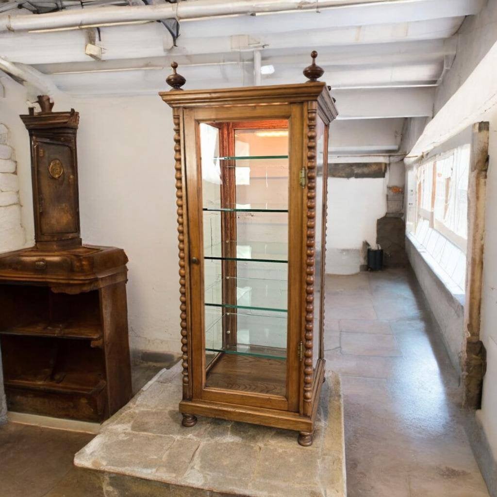 Vintage houten vitrinekast met bobbin accent : 4 zijdes glas, Antiek en Kunst, Ophalen