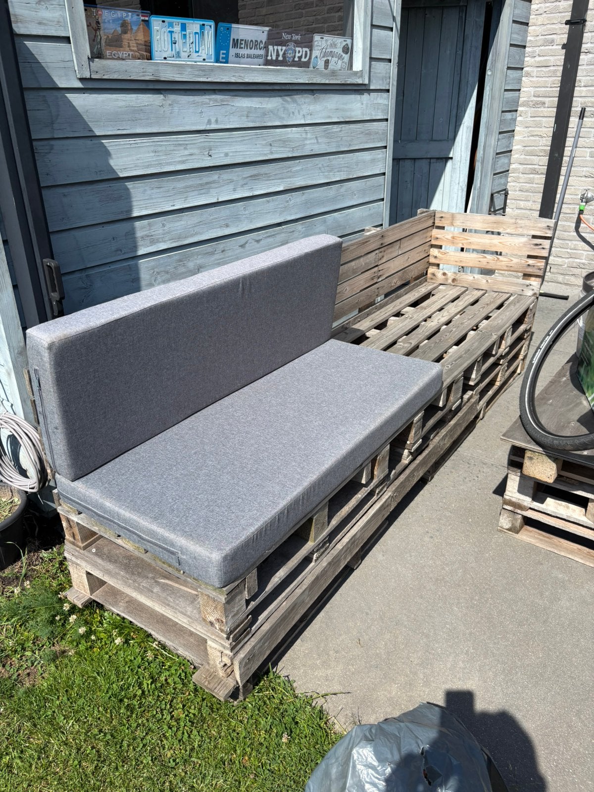 Pallet zetel met bijhorende kussens 2,40 m op 60, Ophalen, Zo goed als nieuw