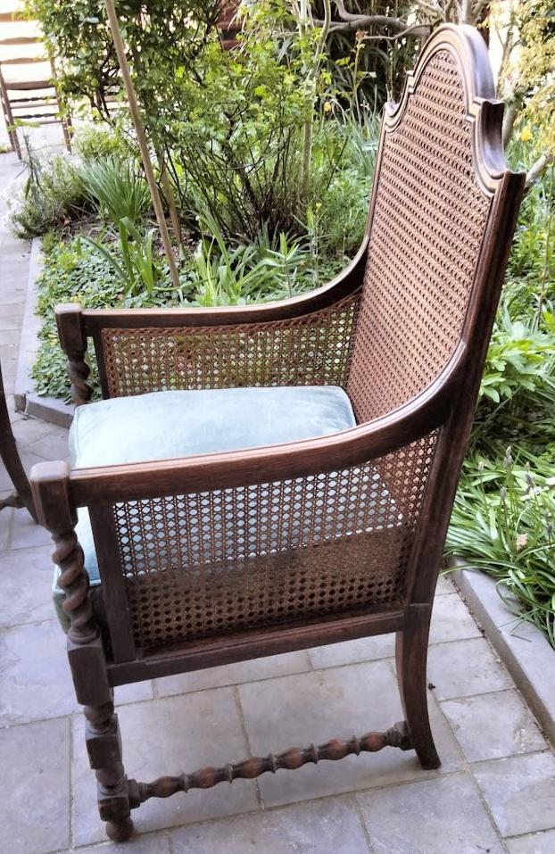 chaise ancienne - bergère de bibliothèque cannée et coussin, Maison & Meubles, Chaises, Utilisé, Deux, Bois, Tissus, Brun, Enlèvement