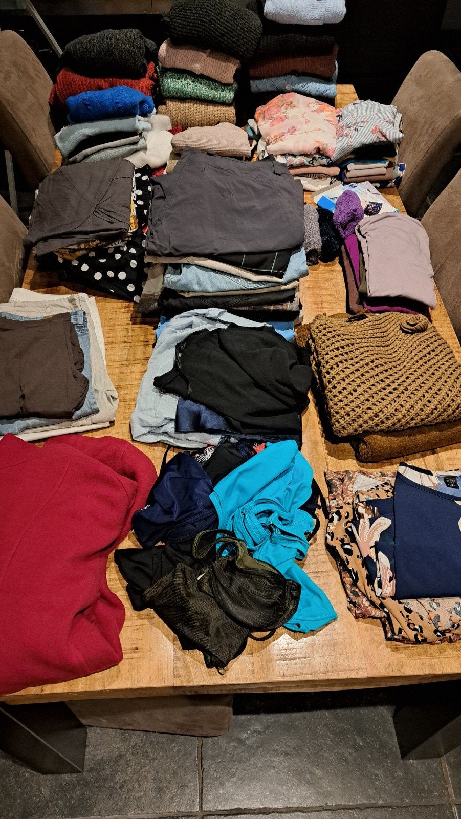 +/- 100 stuks dameskleren maat M/L ofwel 40/42, Ophalen, Zo goed als nieuw, Maat 38/40 (M)