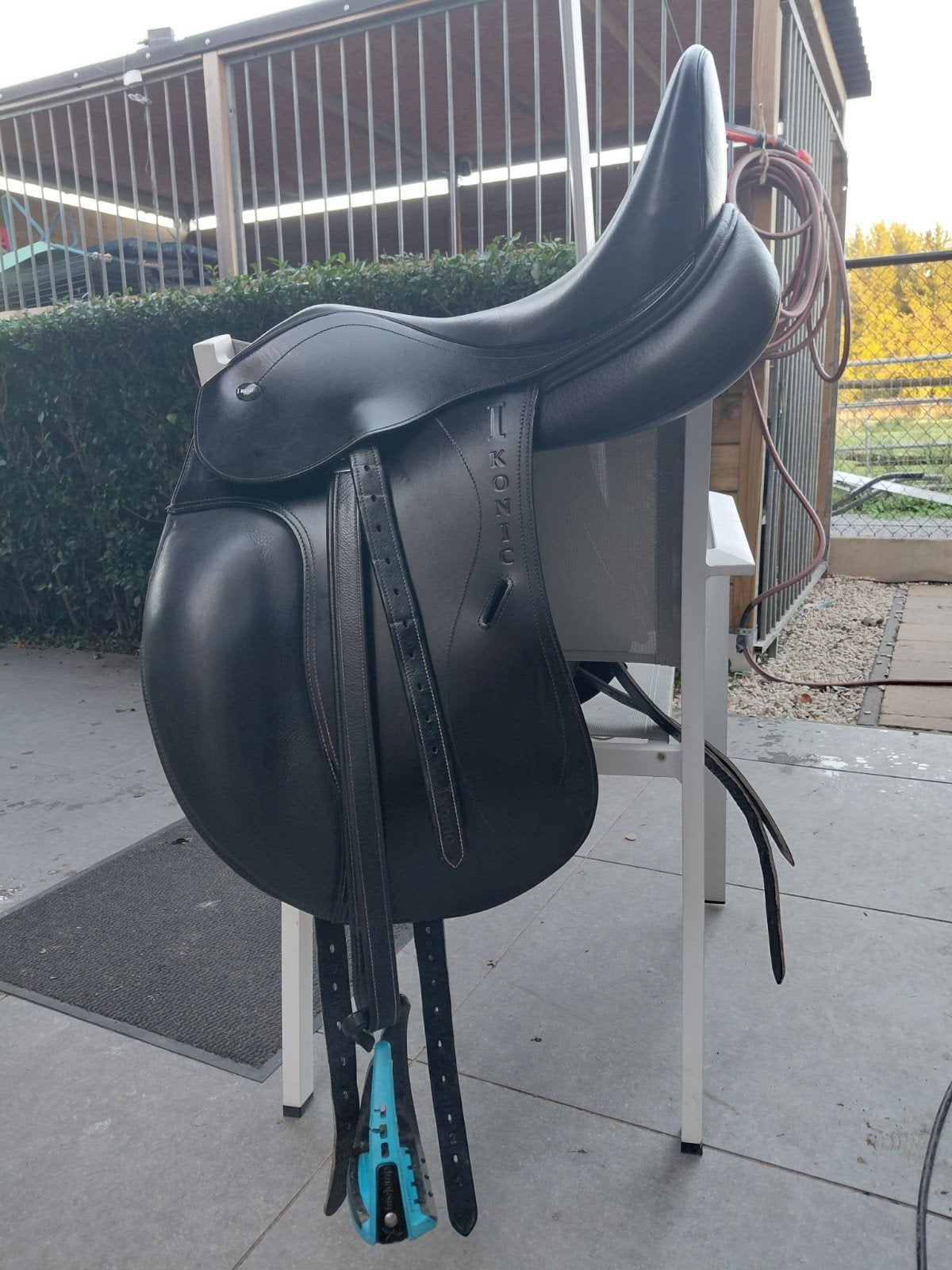 dressuur zadel I konic, Animaux & Accessoires, Chevaux & Poneys | Selles, Ikonic, S (16 ou 16.5 pouces), Comme neuf, Enlèvement